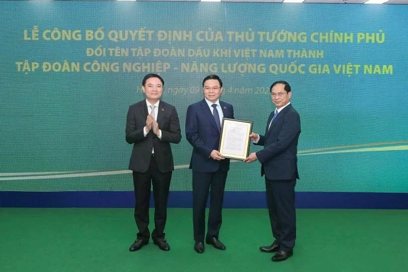 Authorised by the Prime Minister, Deputy Prime Minister Bui Thanh Son (right) hands over the decision to rename the Vietnam Oil and Gas Group on April 9. (Photo: VietnamPlus)