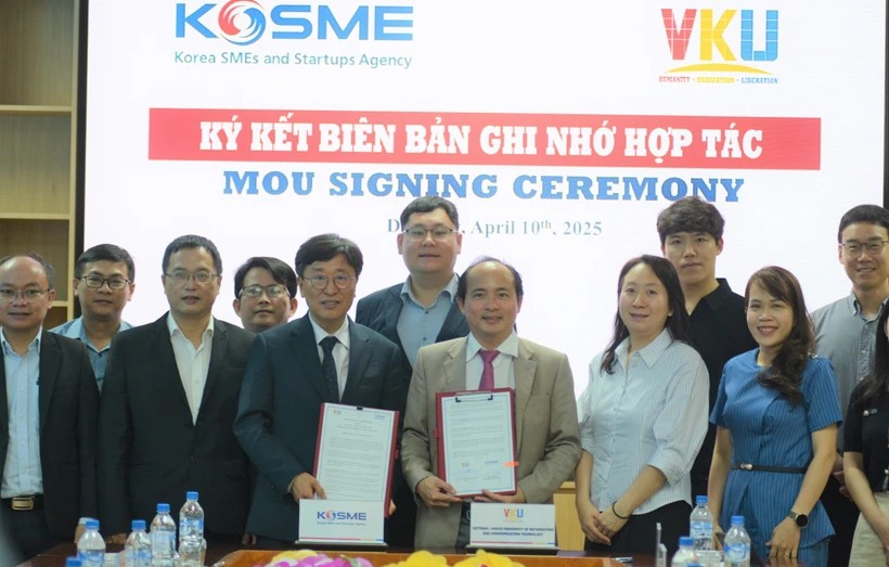 The Vietnam – Korea University of Information and Communication Technology signs a cooperation agreement with the Korea SMEs and Startups Agency on April 10 to cultivate skilled software professionals. (Photo: VNA)