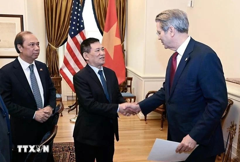 Deputy Prime Minister Ho Duc Phoc (2nd from left) shakes hands with US Treasury Secretary Scott Bessent in Washington D.C. on April 10 (local time). (Photo: VNA)