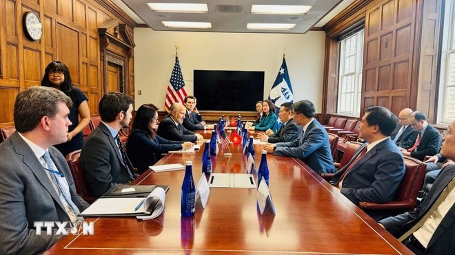 At the meeting between Deputy PM Ho Duc Phoc and US Secretary of Commerce Howard Lutnick in Washington D.C. on April 10 (local time). (Photo: VNA)