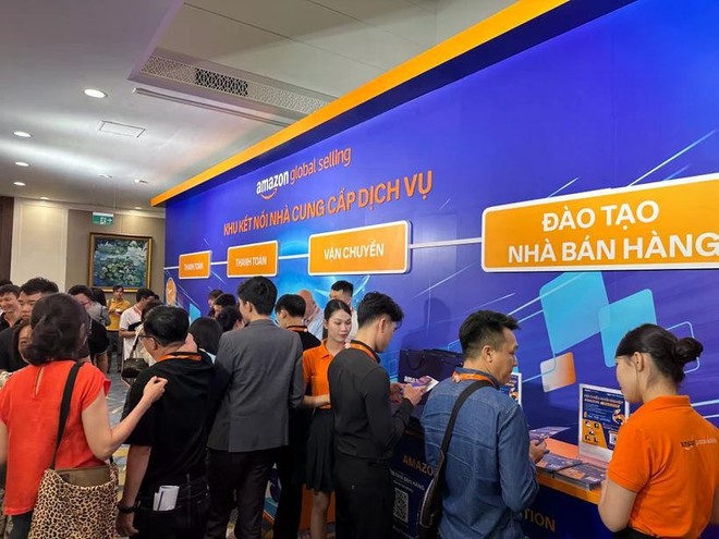 Consumers experience shopping via Amazon. (Photo: VietnamPlus)