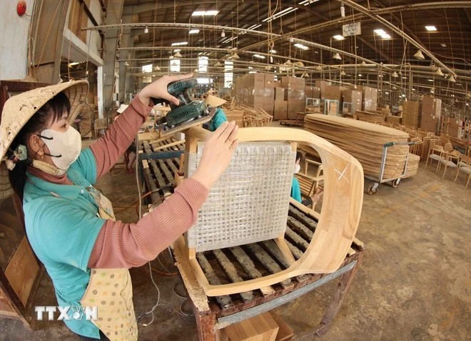 Production of indoor and outdoor wooden furniture for export to the US, Japan, the Republic of Korea, and Middle Eastern markets at Hiep Long Furniture Manufacturing Company, An Phu ward, Thuan An town, Binh Duong province. (Photo: VNA)
