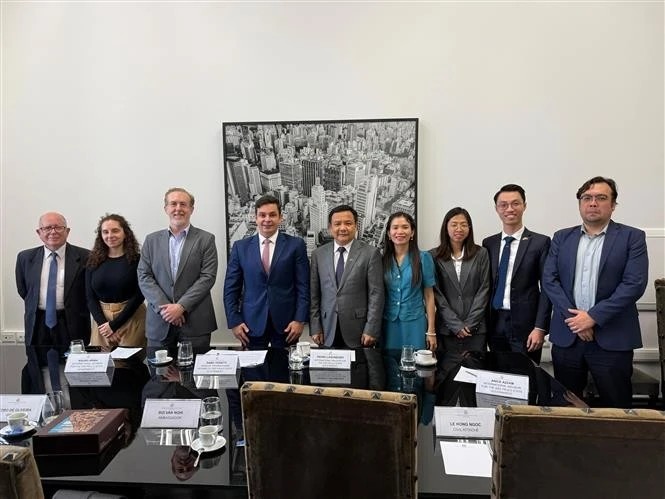 Vietnamese Ambassador to Brazil Bui Van Nghi meets with Samo Tosatti, Director of International Relations of São Paulo State. (Photo: VNA)