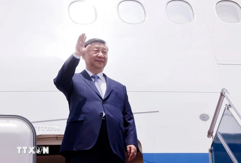 The top Chinese leader Xi Jinping arrives in Hanoi on April 14 noon, beginning his two-day state visit to Vietnam at the invitation of General Secretary of the Communist Party of Vietnam Central Committee To Lam and State President Luong Cuong. (Photo: VNA)