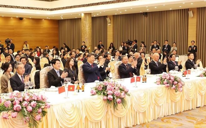 Vietnamese leaders host a grand banquet in Hanoi on April 14 evening in honour of General Secretary of the Communist Party of China and President of China Xi Jinping. (Photo: VNA)