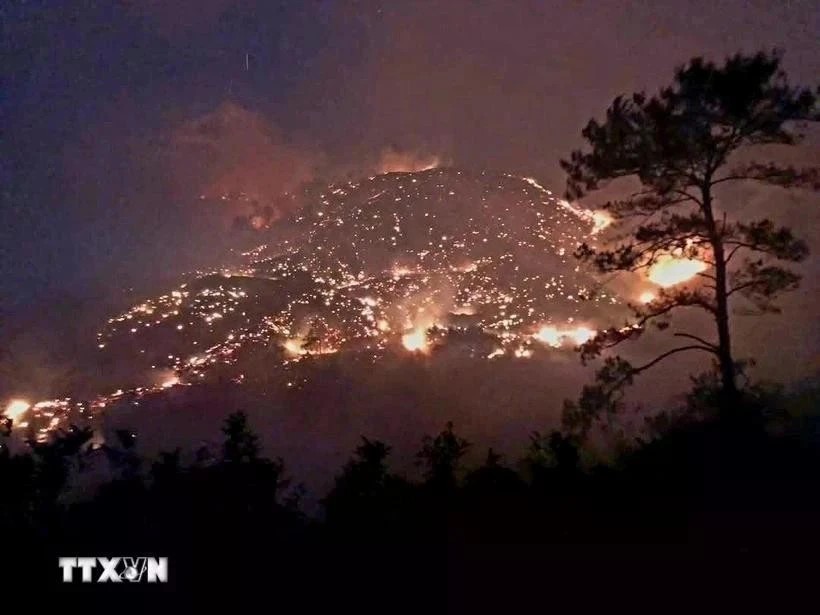 Forest fire occurs in Binh Lieu district's Binh Lieu town on April 12 evening. (Photo: VNA)
