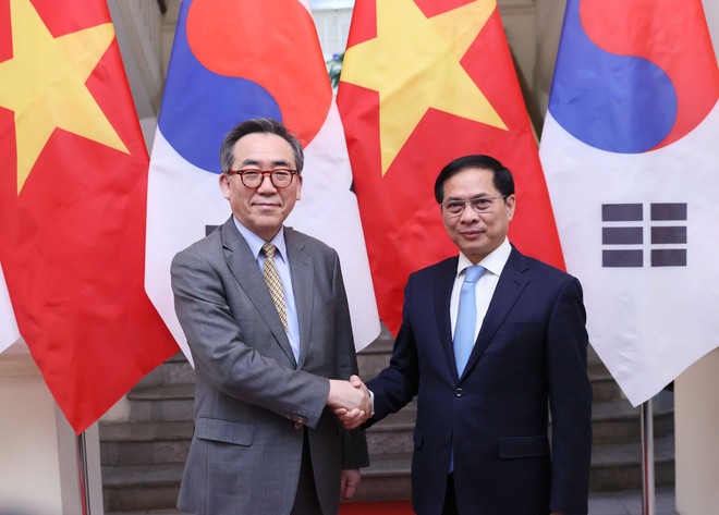 Vietnamese Deputy Prime Minister and Minister of Foreign Affairs Bui Thanh Son (right) and the RoK's Minister of Foreign Affairs Cho Tae-yul meet in Hanoi on April 15. (Photo: VNA)