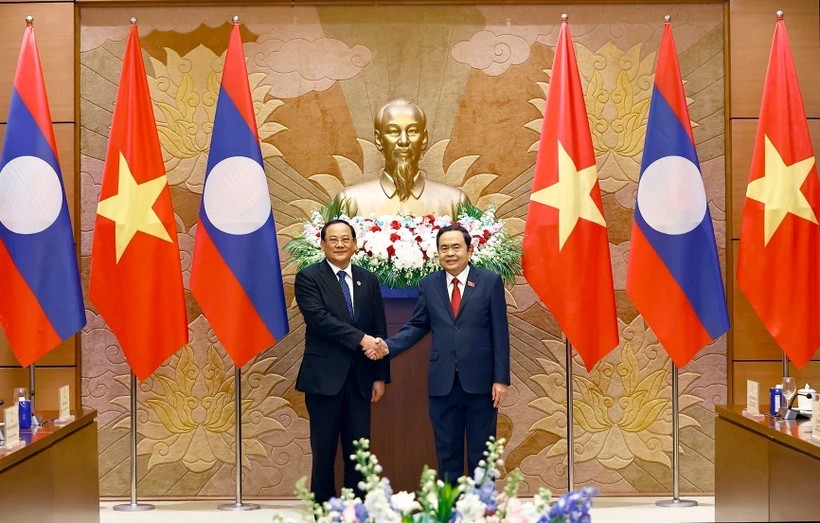 Chairman of the National Assembly Tran Thanh Man meets Lao Prime Minister Sonexay Siphandone. (Photo: VNA)