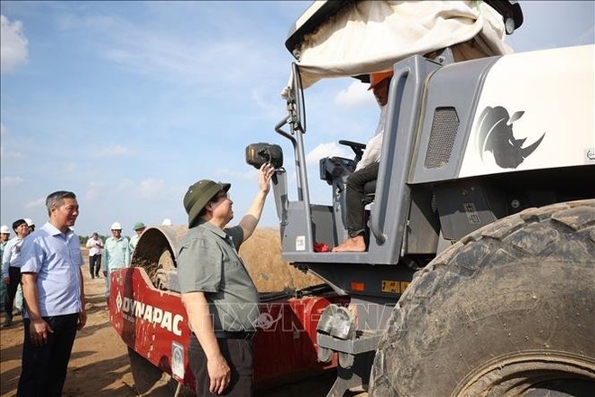 PM Pham Minh Chinh offers encouragement to workers at the construction site. (Photo: VNA)