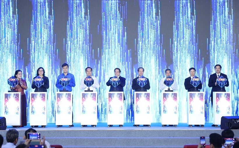 PM Pham Minh Chinh (centre) and delegates launch the 7th National Startup Day for Students. (Photo: VNA)