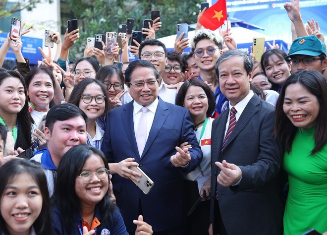 PM Pham Minh Chinh and students at the 7th National Startup Day for Students. (Photo: VNA)