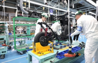 Workers proactively enhance productivity in new era