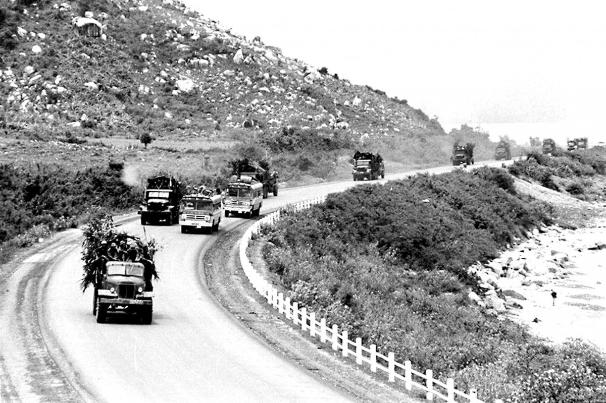 Liberation troops advancing on National Highway 1 from Nha Trang toward the South – Photo: Lam Hong Long/VNA