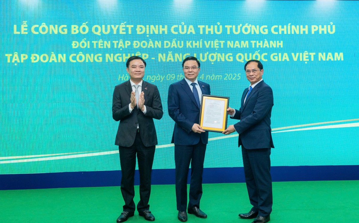 On behalf of the Prime Minister, Deputy PM Bui Thanh Son (first right) hands over the decision to rename the Vietnam Oil and Gas Group to the Vietnam National Industry – Energy Group