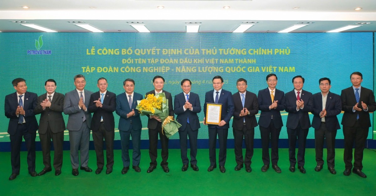 Government leaders and ministry representatives congratulate Petrovietnam’s leaders