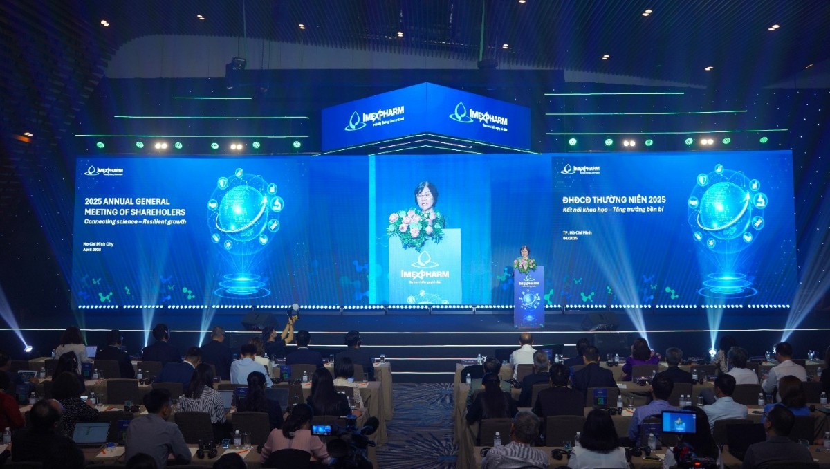 People's Doctor, Pharmacist Tran Thi Dao, CEO of Imexpharm, speaks at Imexpharm's 2025 Annual General Meeting. Photo: Imexpharm.