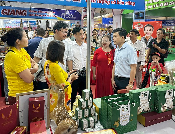 Ha Tinh Department of Industry and Trade supports promotion and market connectivity for rural industrial products. Photo: Ngoc Loan