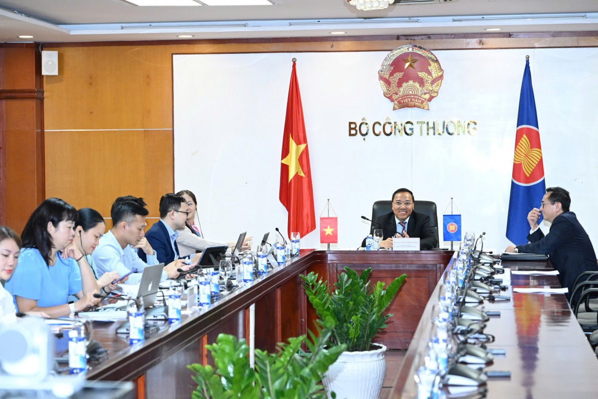 Deputy Minister of Industry and Trade Nguyễn Hoàng Long, head of the Vietnamese delegation, attended the Special Consultation Meetings between ASEAN Economic Ministers and their counterparts from China, Australia–New Zealand, and Japan.