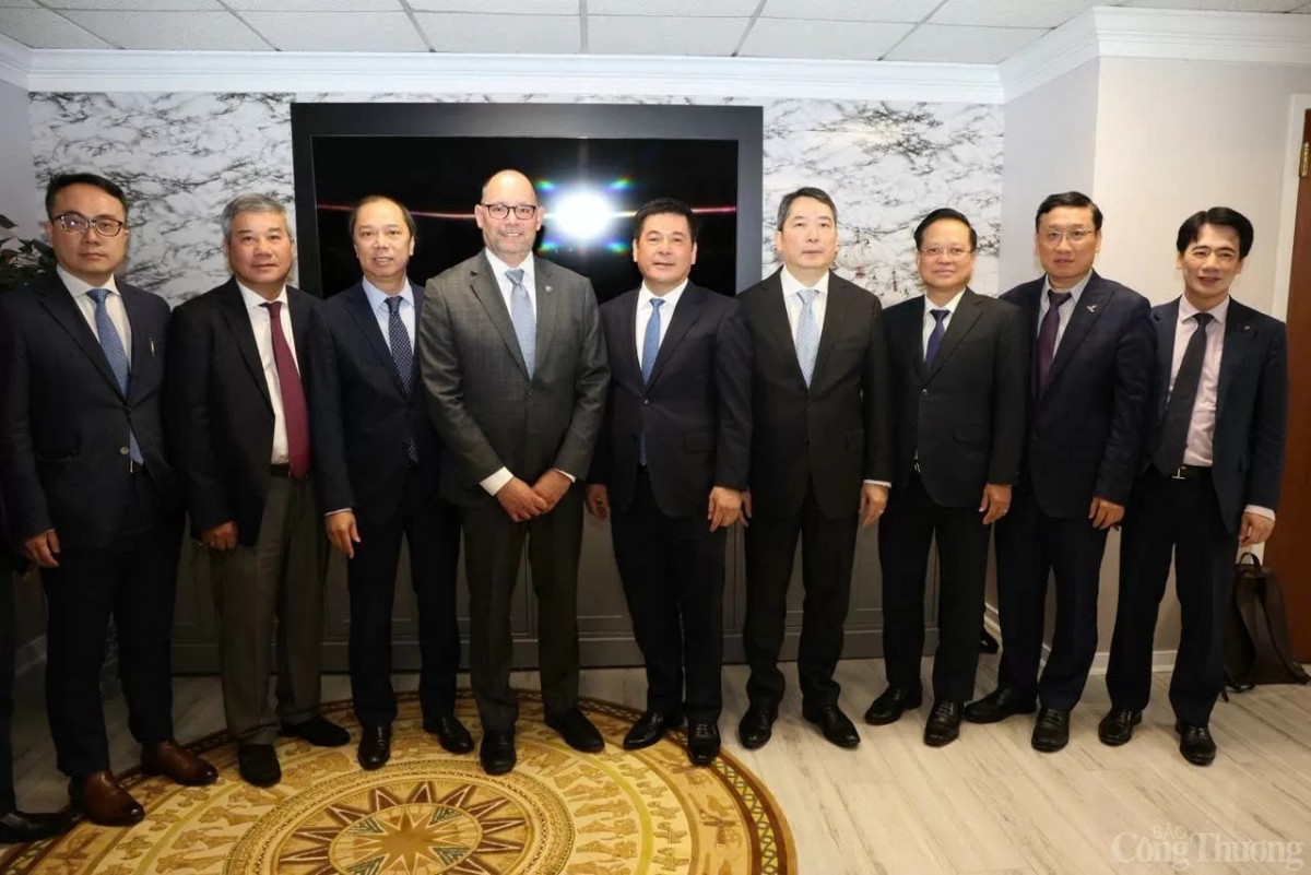 Minister Nguyen Hong Dien suggested that Excelerate Energy continue to coordinate with PV GAS as well as Vietnamese companies in developing models of liquefied natural gas (LNG) port warehouses.