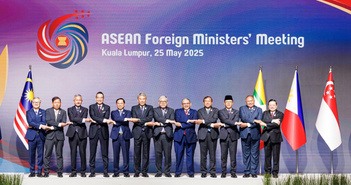 Viet Nam calls on ASEAN to give top priority to community building