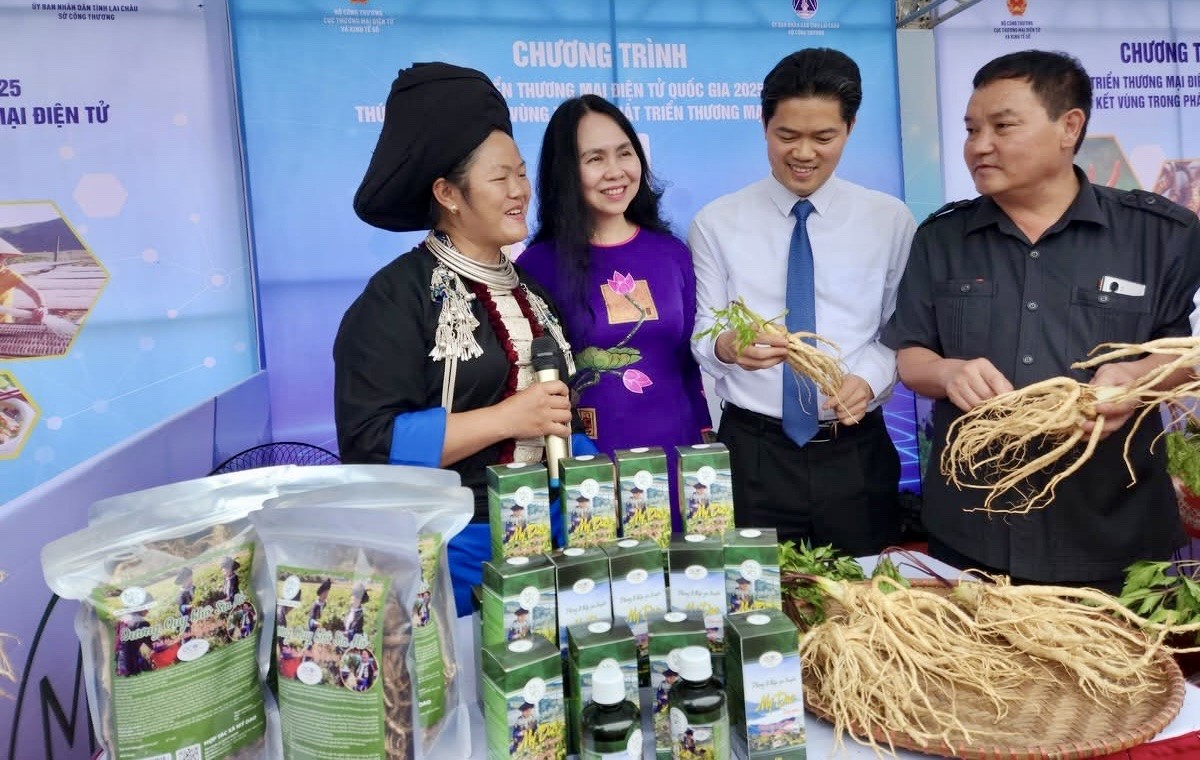 Ms. Lê Hoàng Oanh (second from left), Director General of the E-commerce and Digital Economy Agency, visits an agricultural product booth at the event.