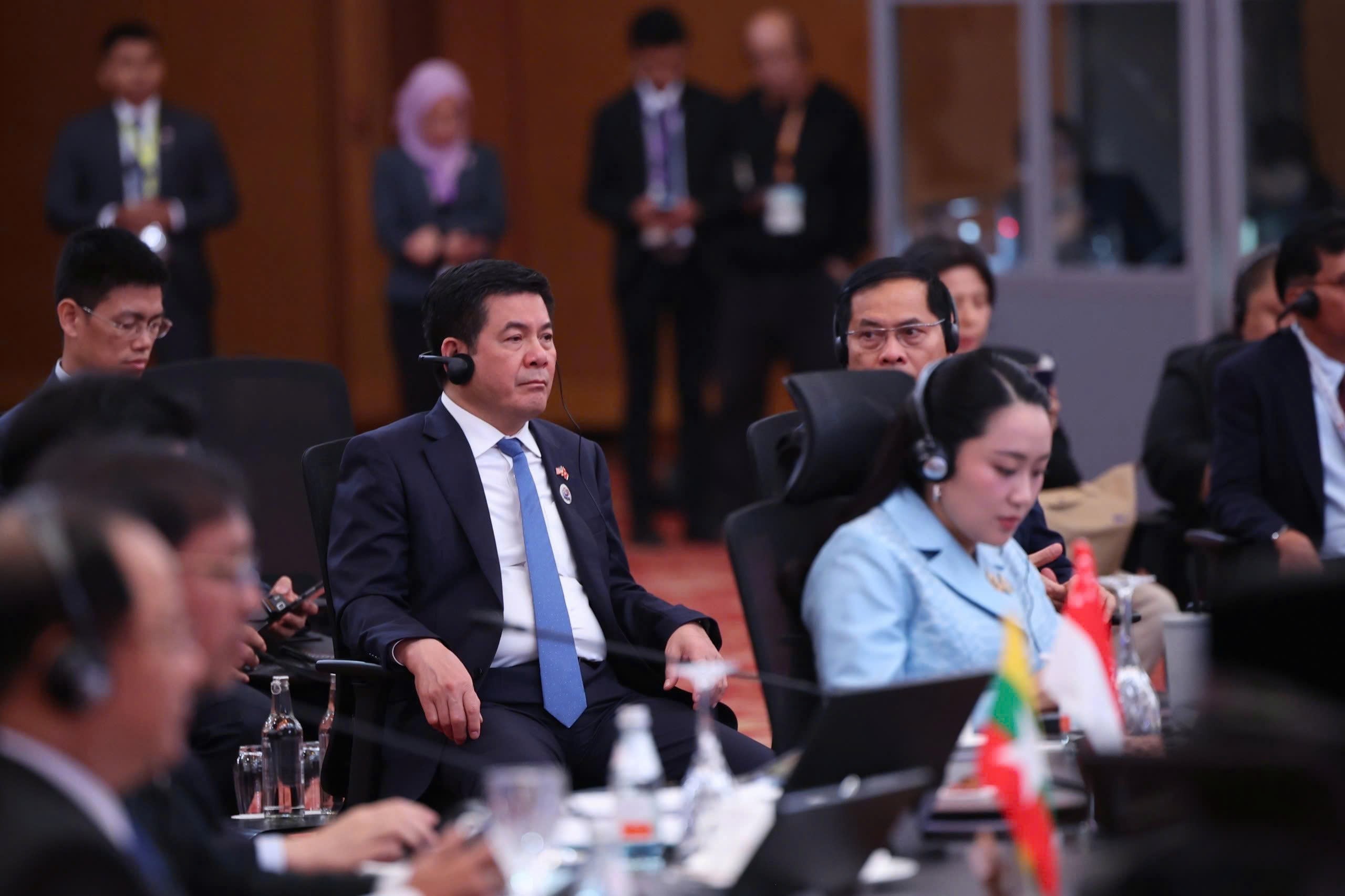 Minister Nguyen Hong Dien Accompanies Prime Minister to ASEAN-GCC Summit