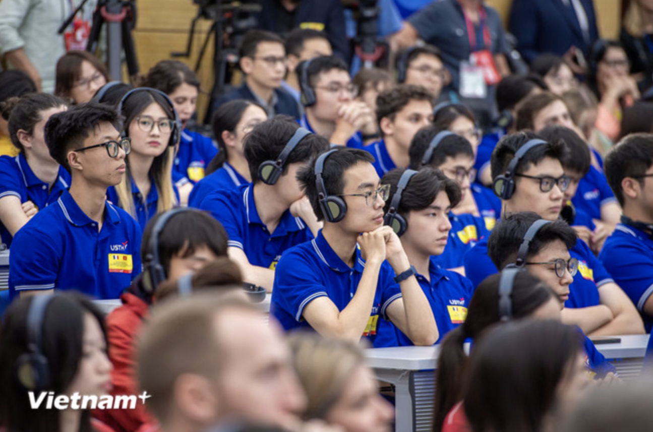 Students at the University of Science and Technology of Hanoi attentively listened to President Emmanuel Macron’s speech. Students at the University of Science and Technology of Hanoi attentively listened to President Emmanuel Macron’s speech.
