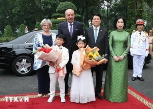 President Luong Cuong hosts welcome ceremony for Hungarian President