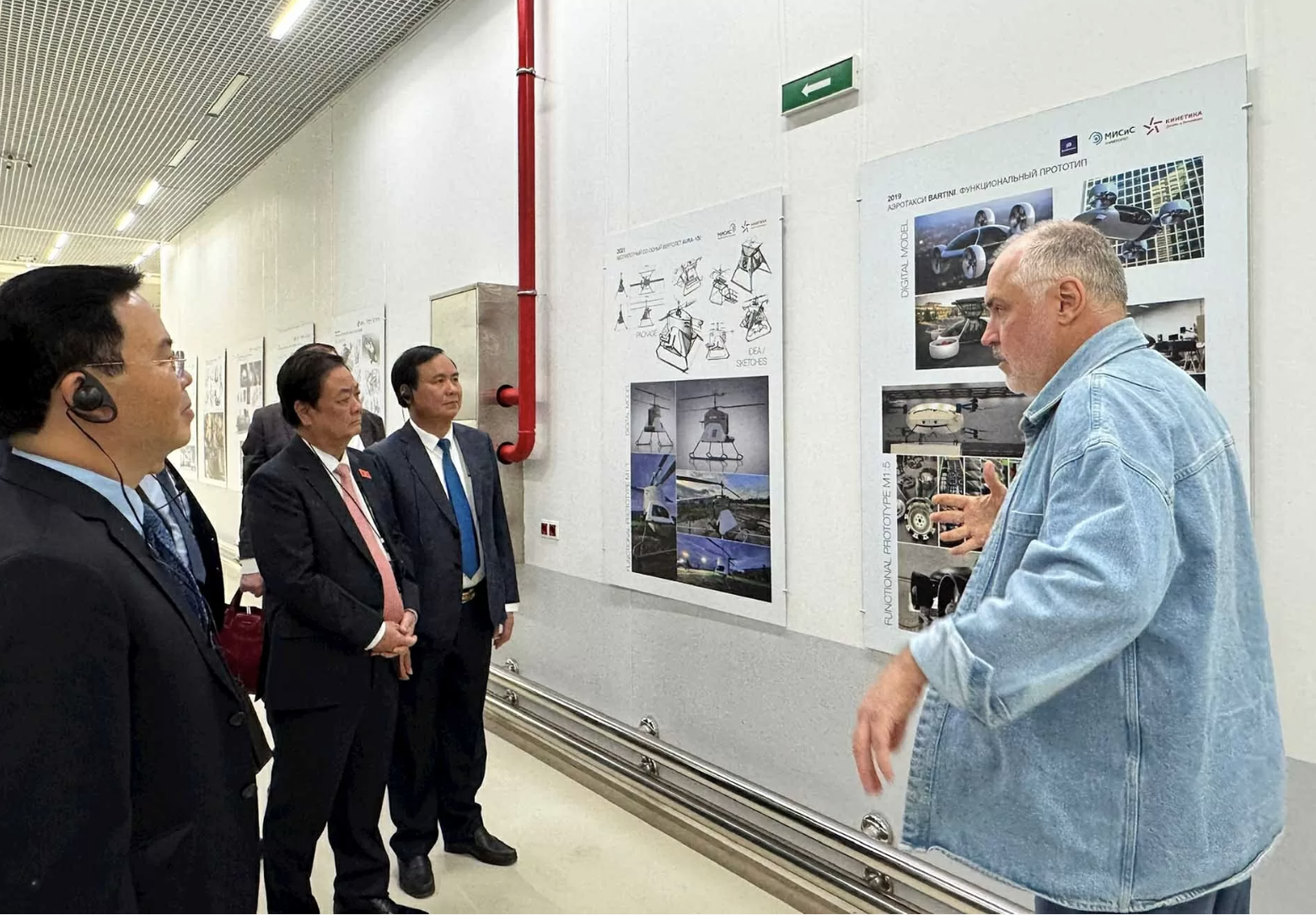 Vice Chairman of the National Assembly Le Minh Hoan and the Vietnamese parliamentary delegation visit and work with the National University of Science and Technology MISiS. (Source: VNA)