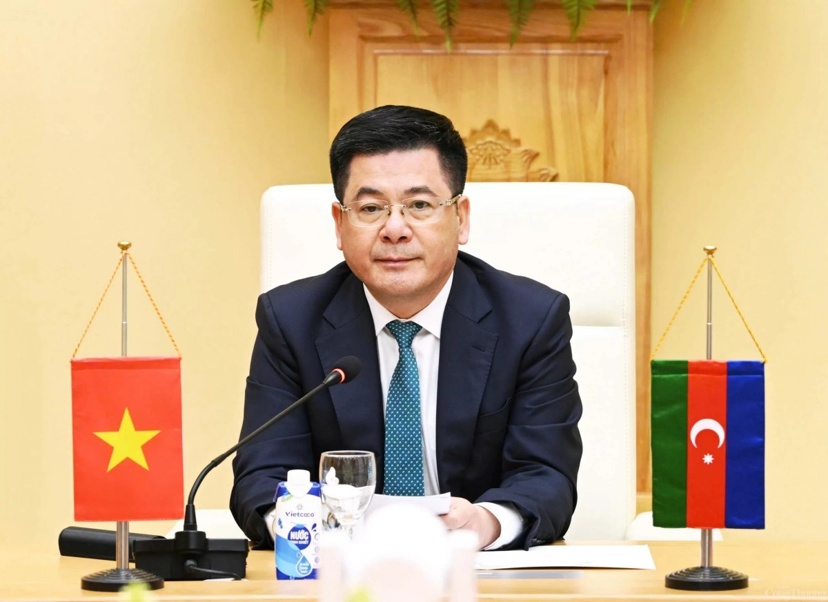 Minister Nguyen Hong Dien affirmed that Vietnam wishes to expand cooperation with Azerbaijan in the fields of oil and gas, renewable energy, liquefied gas, technical training and technology transfer of new energy, renewable energy, and hydrogen.