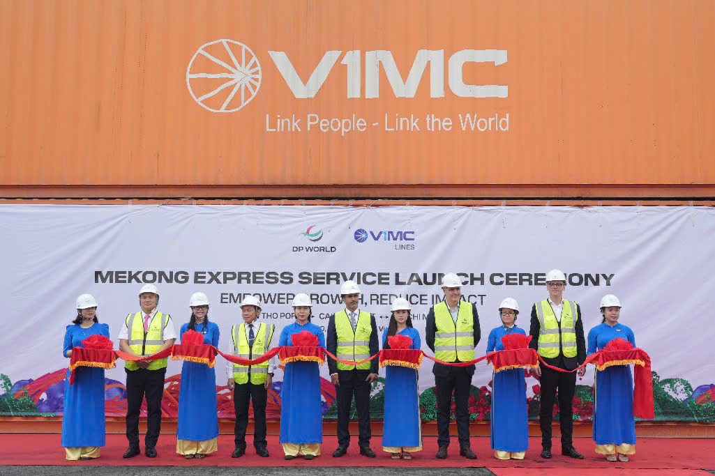 The service launch was attended by (from left to right): Dr. Le Quang Trung, Deputy CEO of VIMC, Chairman of the Board of Directors of Can Tho Port Joint Stock Company; Mr. Nguyen Ngoc He, Member of the Party Committee of Can Tho City and Vice Chairman of the People’s Committee of Can Tho City; Mr. Eisa Alhammadi, Charge d’affairs of the UAE Embassy in Vietnam; Mr. Xavier Eiglier, Executive Vice President, Southeast Asia of DP World; and Mr. Benoit Klein, Vice President, Port Logistics, Southeast Asia of DP World