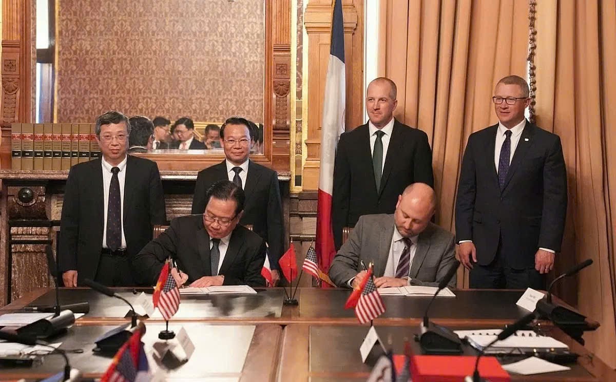 Leaders of Vietnam’s Ministry of Agriculture and Rural Development and the Iowa Department of Agriculture witnessed the signing ceremony of a Memorandum of Understanding on agricultural, forestry, and fishery trade cooperation.