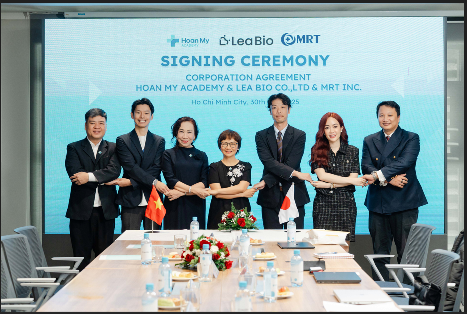 The strategic partnership signing ceremony between Hoan My Academy and the two leading companies, MRT and Lea Bio, marked a key steps in advancing modern medical training and promote the application of technology and artificial intelligence into patient care.