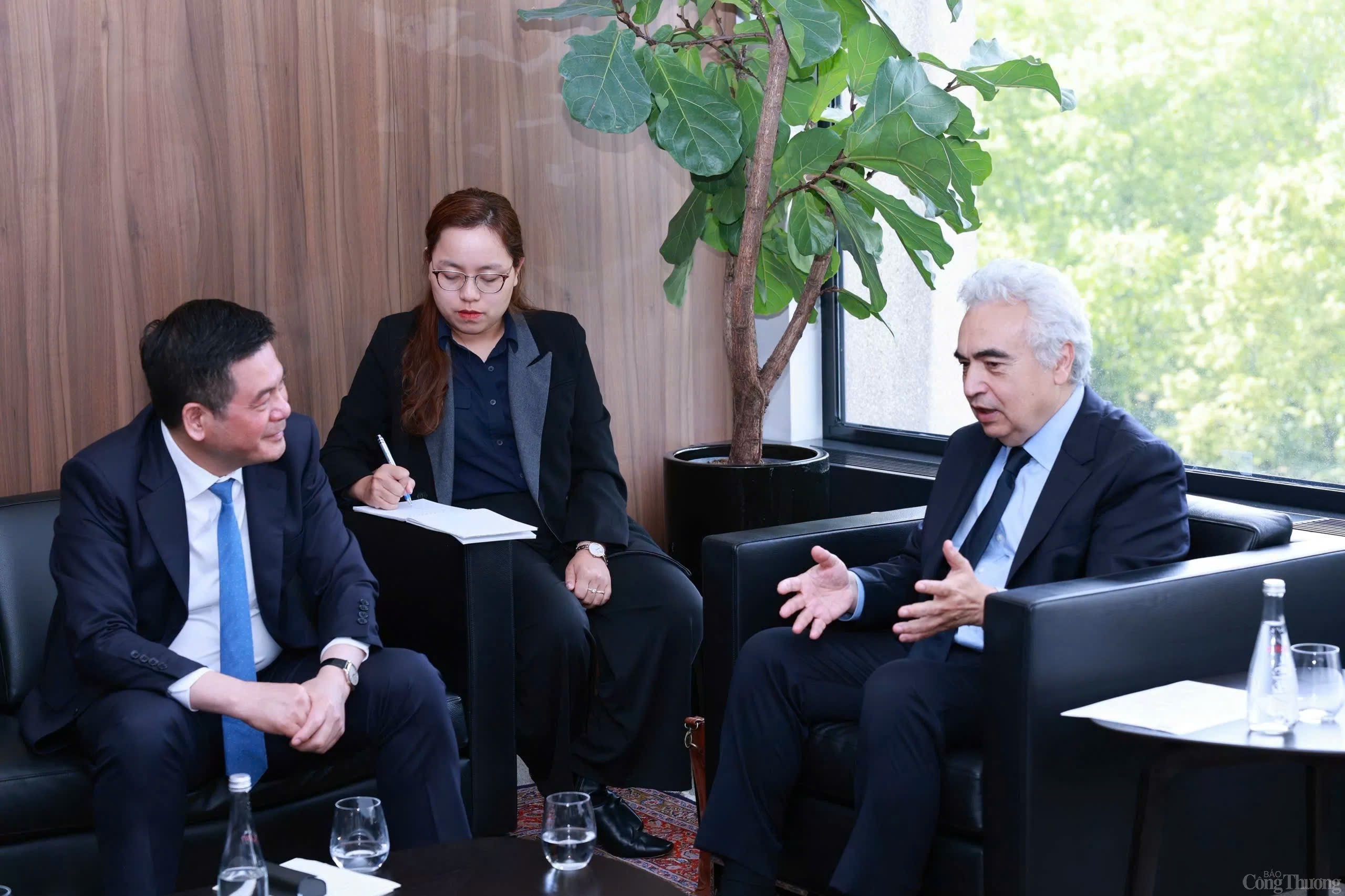 Minister of Industry and Trade Nguyen Hong Dien, Head of the Vietnamese delegation in France, had a working session with Mr. Fatih Birol – Executive Director of the International Energy Agency (IEA).