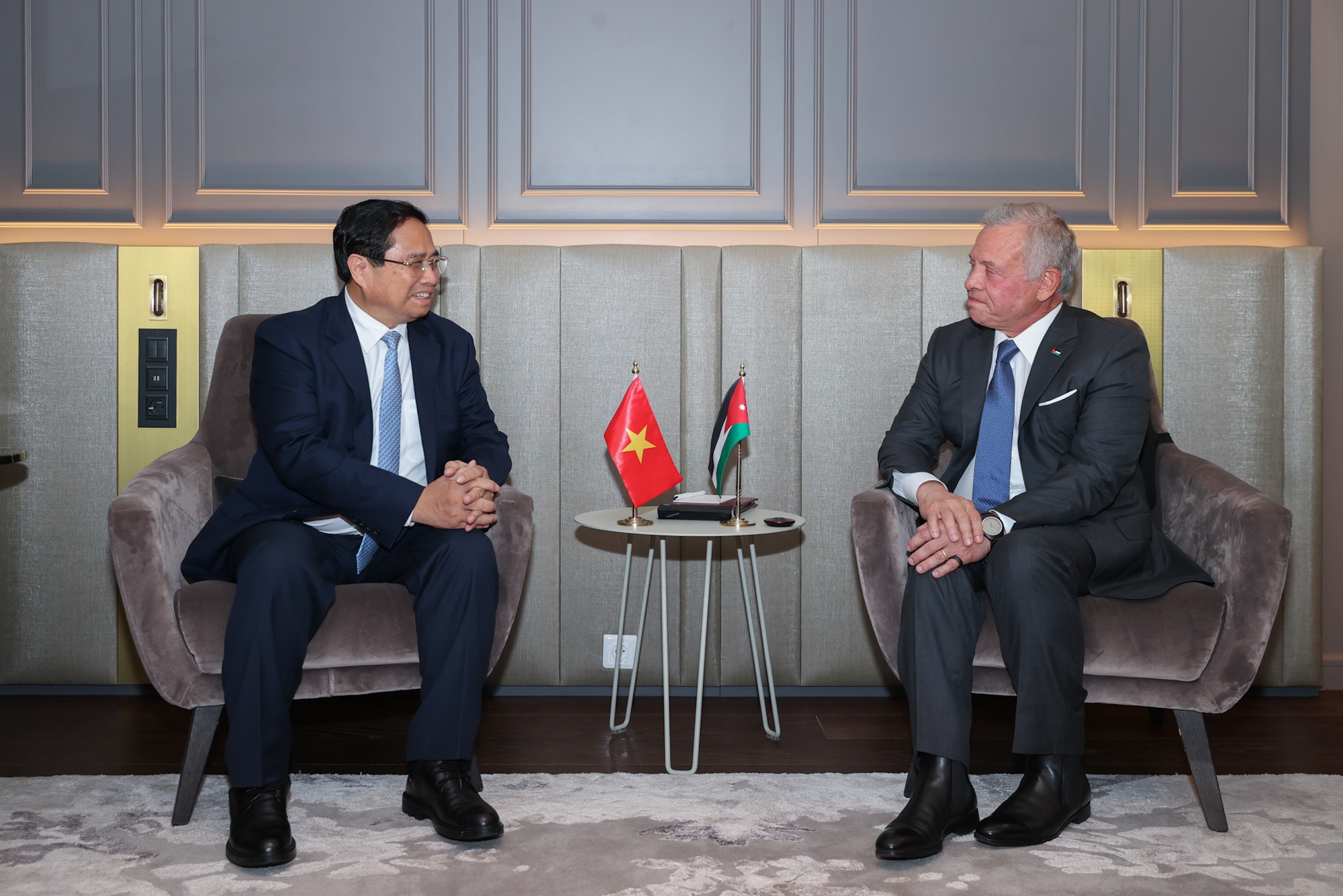Prime Minister Pham Minh Chinh meets Jordanian King Abdullah II bin Al-Hussein in Nice- Ảnh 1.