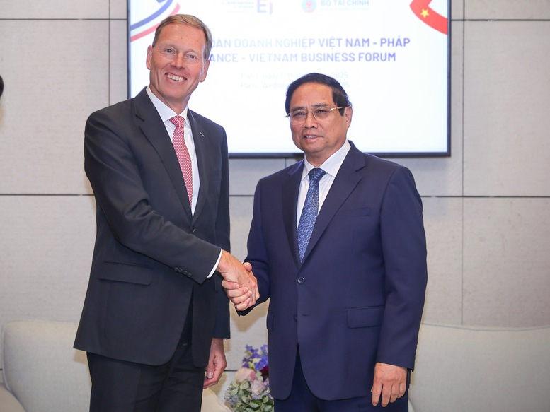 Prime Minister meets leaders of France' business giants in Paris - Ảnh 4.