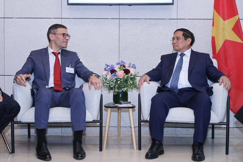 Prime Minister meets leaders of France' business giants in Paris - Ảnh 2.