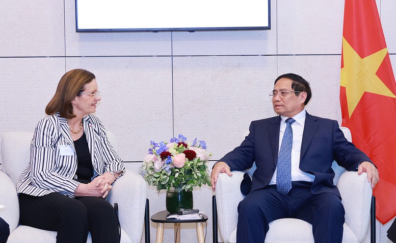 Prime Minister meets leaders of France' business giants in Paris - Ảnh 3.