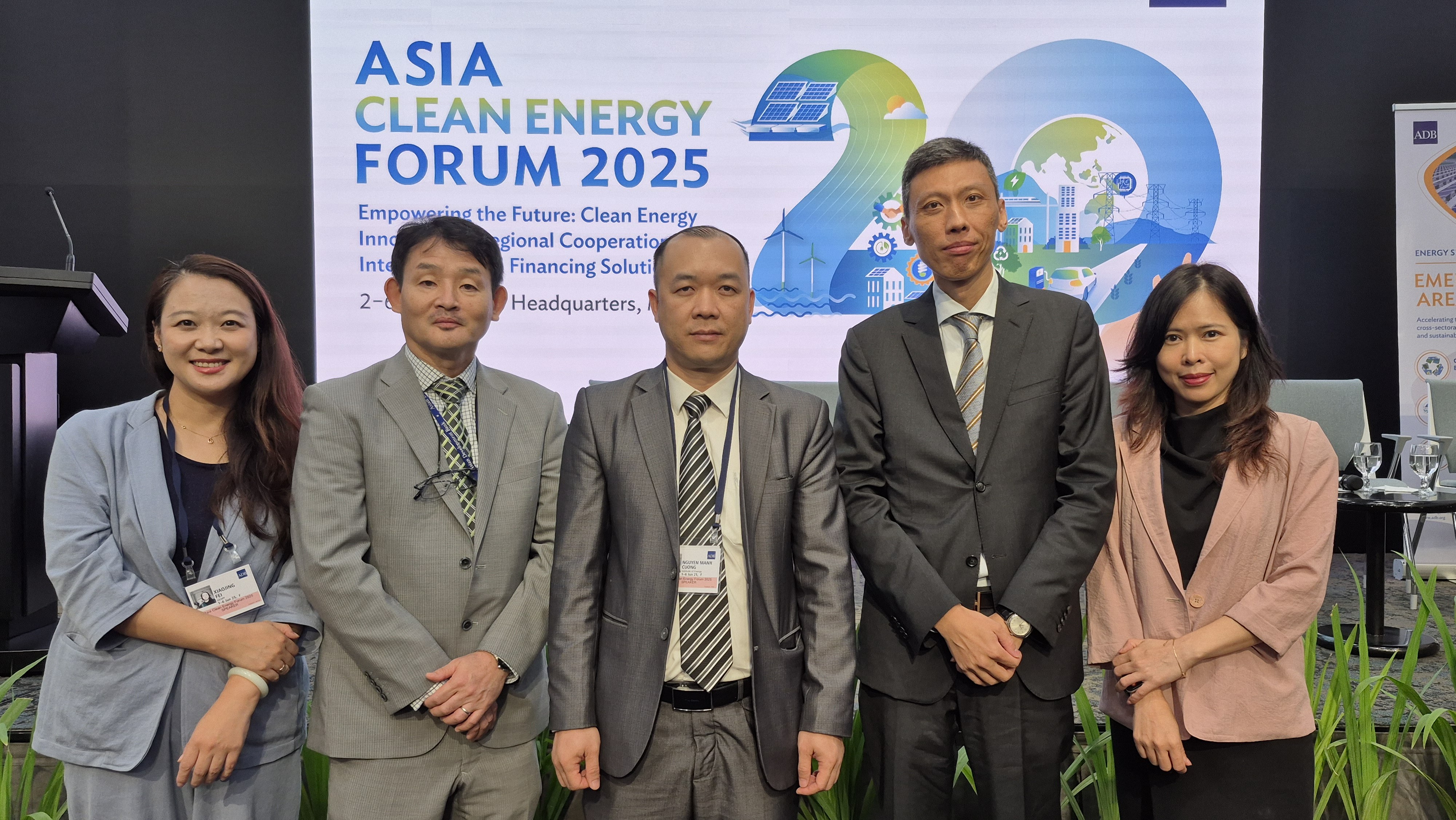 Representatives from Vietnam’s Institute of Energy, ADB, and GEAPP at the workshop