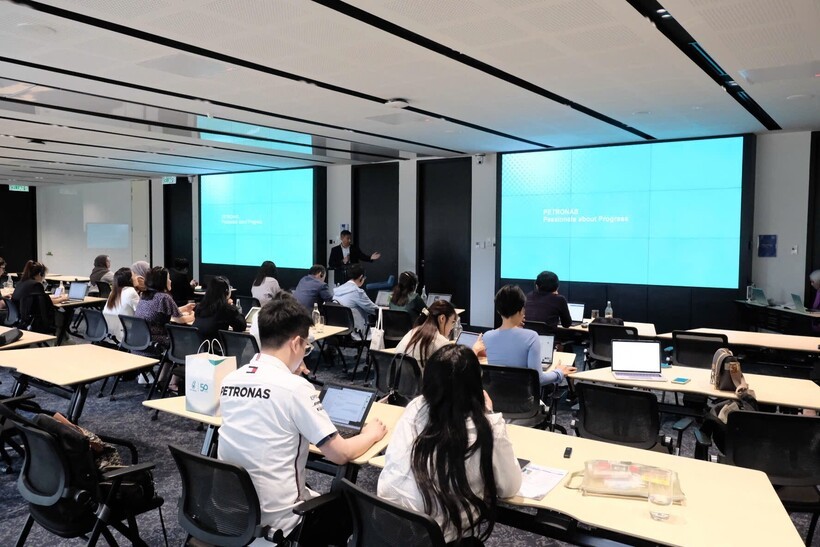 An exchange session between Petronas leaders, scientists, and journalists from various Asian countries. Photo by Le An.