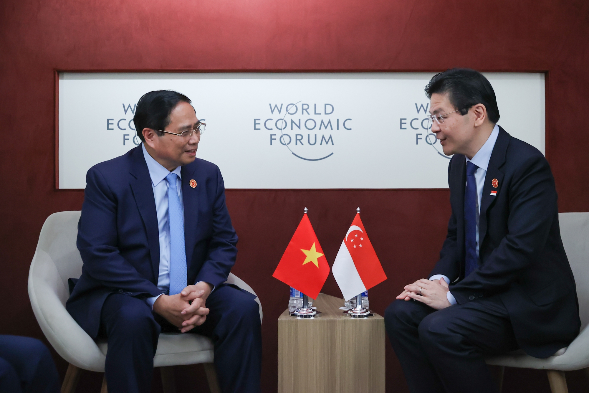 Vietnamese, Singaporean Prime Ministers meet in Tianjin- Ảnh 1. Vietnamese, Singaporean Prime Ministers meet in Tianjin- Ảnh 1.