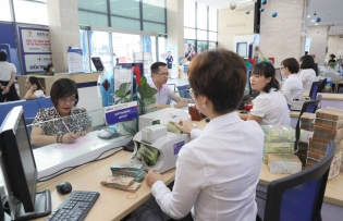 Efforts made to ease stock, corporate bond crunch