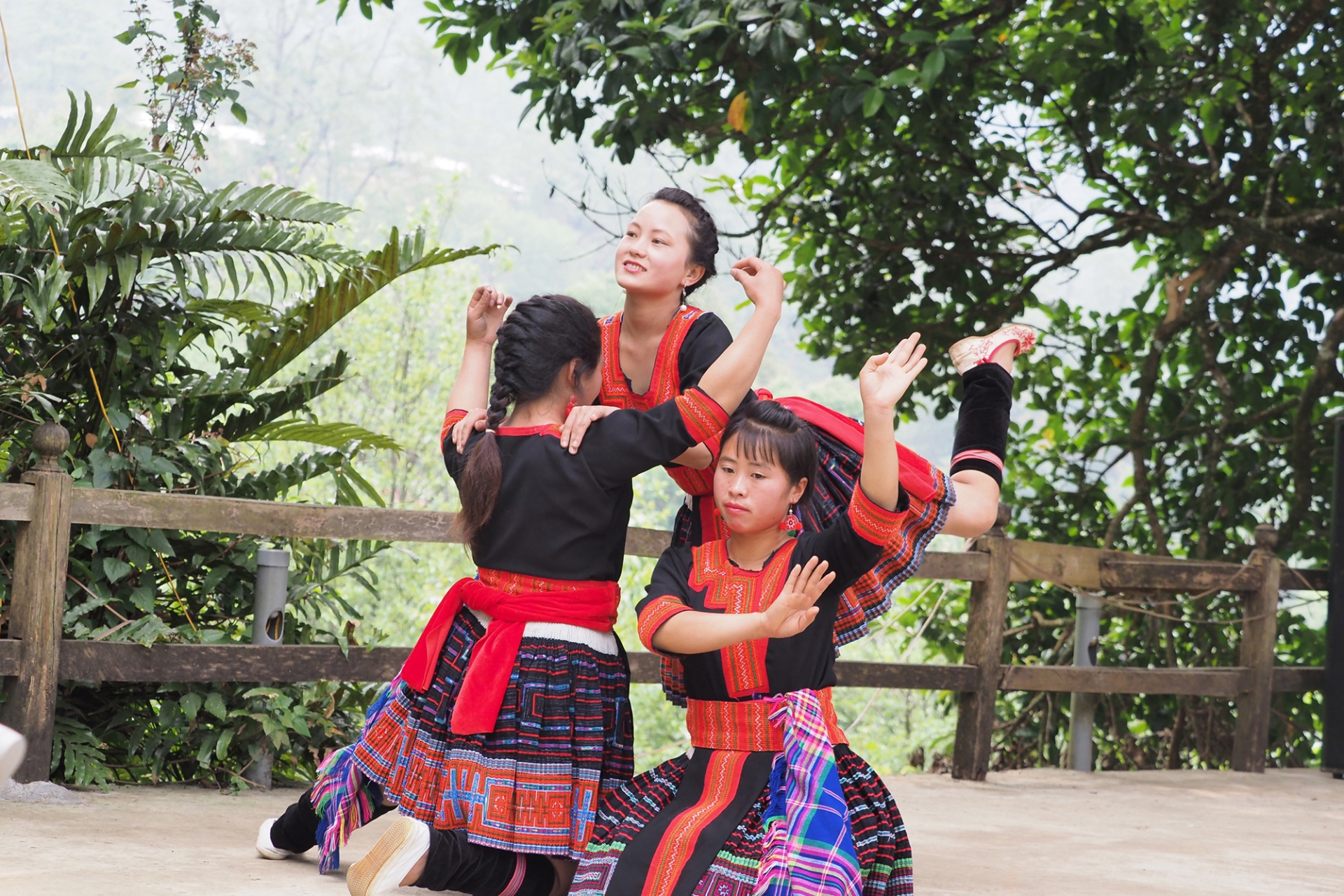 H’Mong girls’ scarf dance hmong girls scarf dance