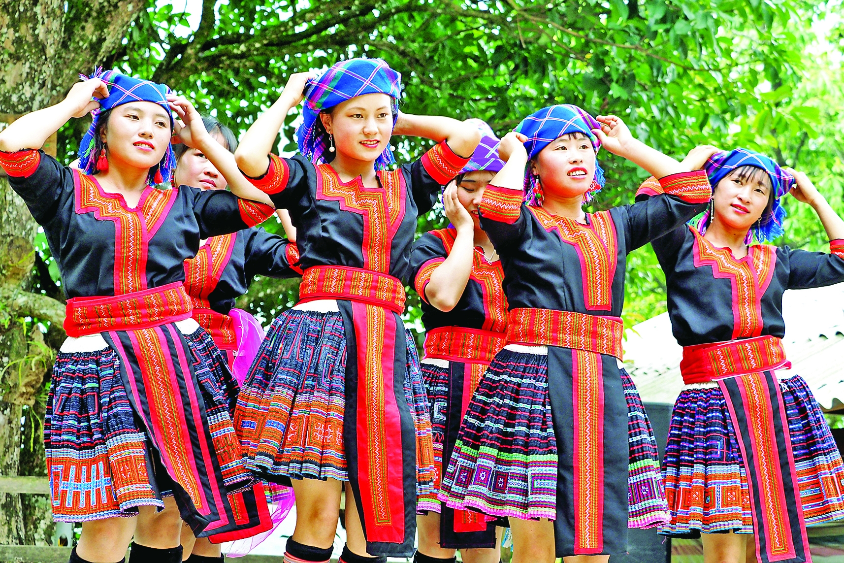 H’Mong girls’ scarf dance hmong girls scarf dance