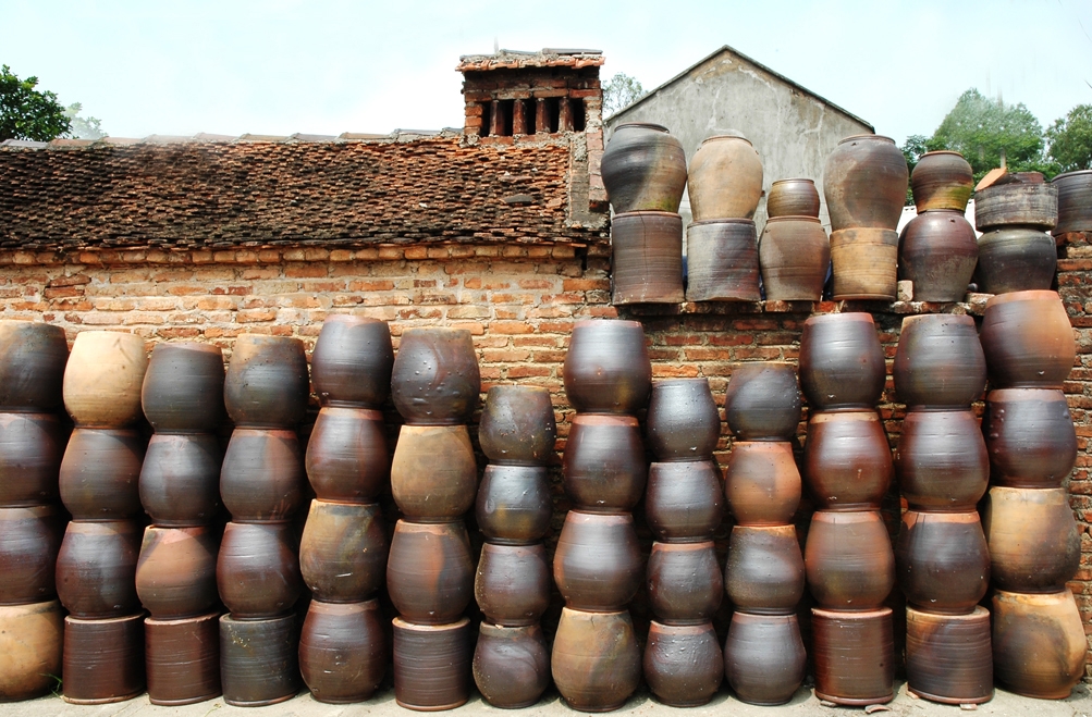 phu lang pottery village