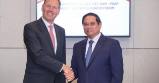 Prime Minister meets leading French corporations in Paris