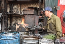 The sole remaining iron forger on Hanoi’s Lo Ren Street