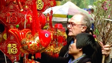 Foreigners enjoy Tet, its customs and food