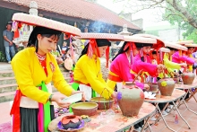 Chuong villagers compete in rice cooking during Tet
