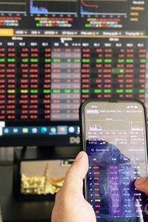 Investors return to Vietnam’s stock market, proceed with caution